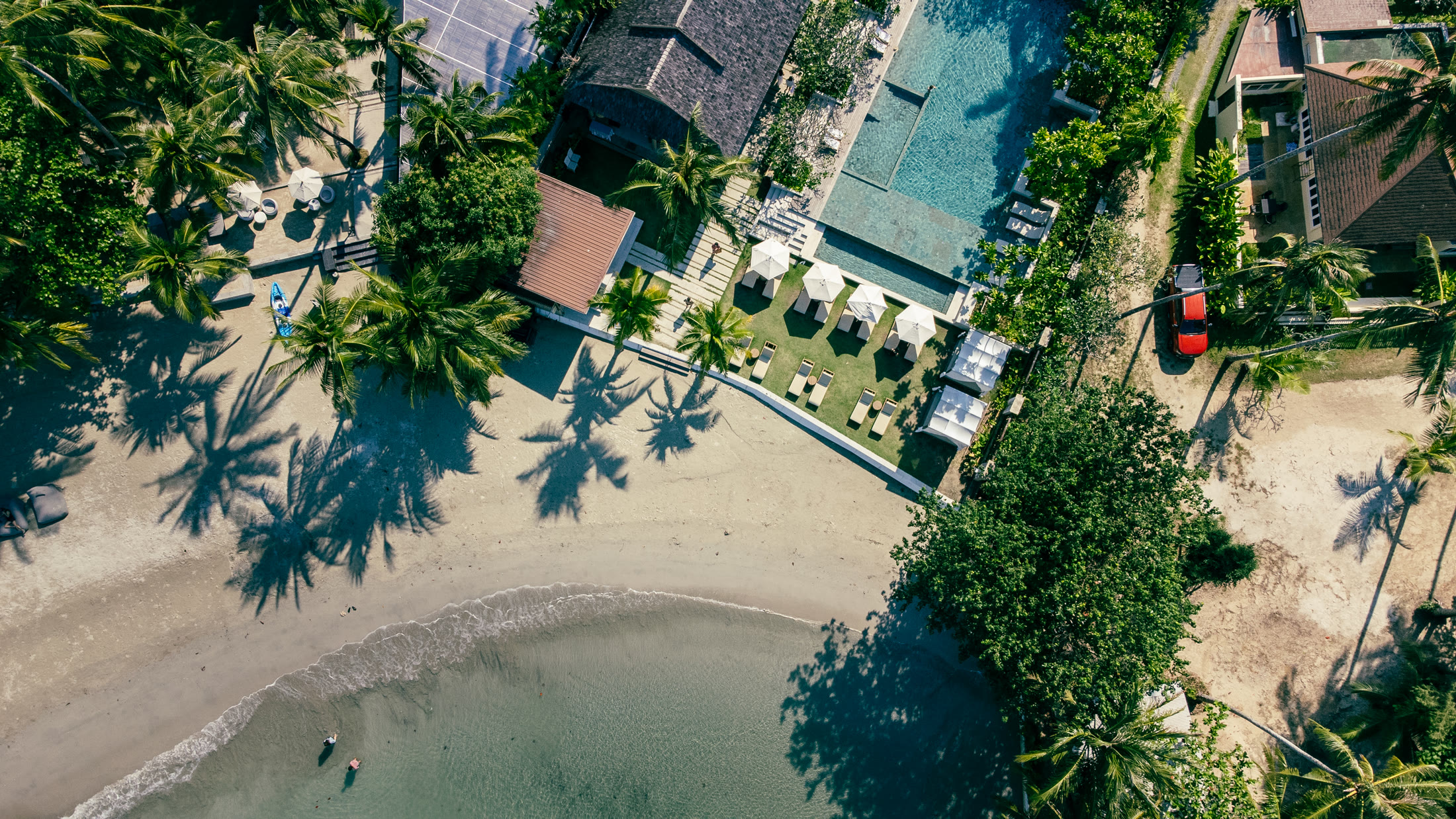 ภาพโดรนรีสอร์ตริมหาดทราย