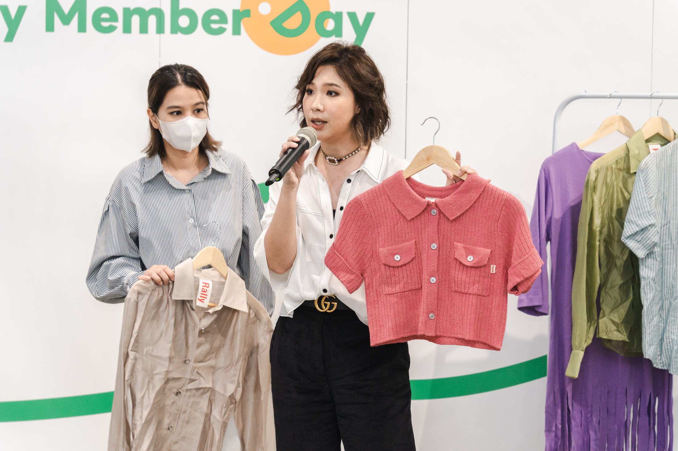 วิทยากรถือเสื้อสองตัวเทียบสี