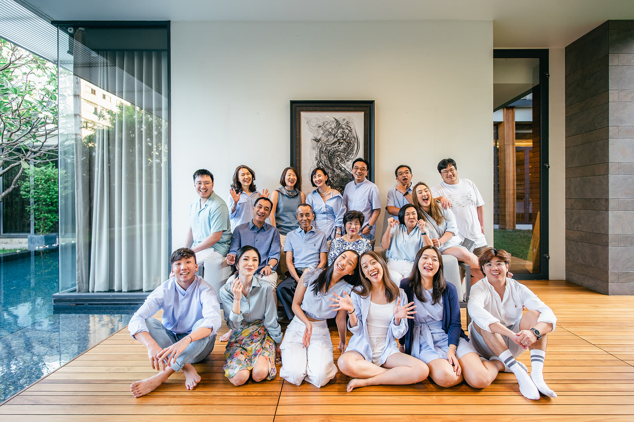 ภาพหมู่ทีมงานชุดโทนฟ้าในบ้าน