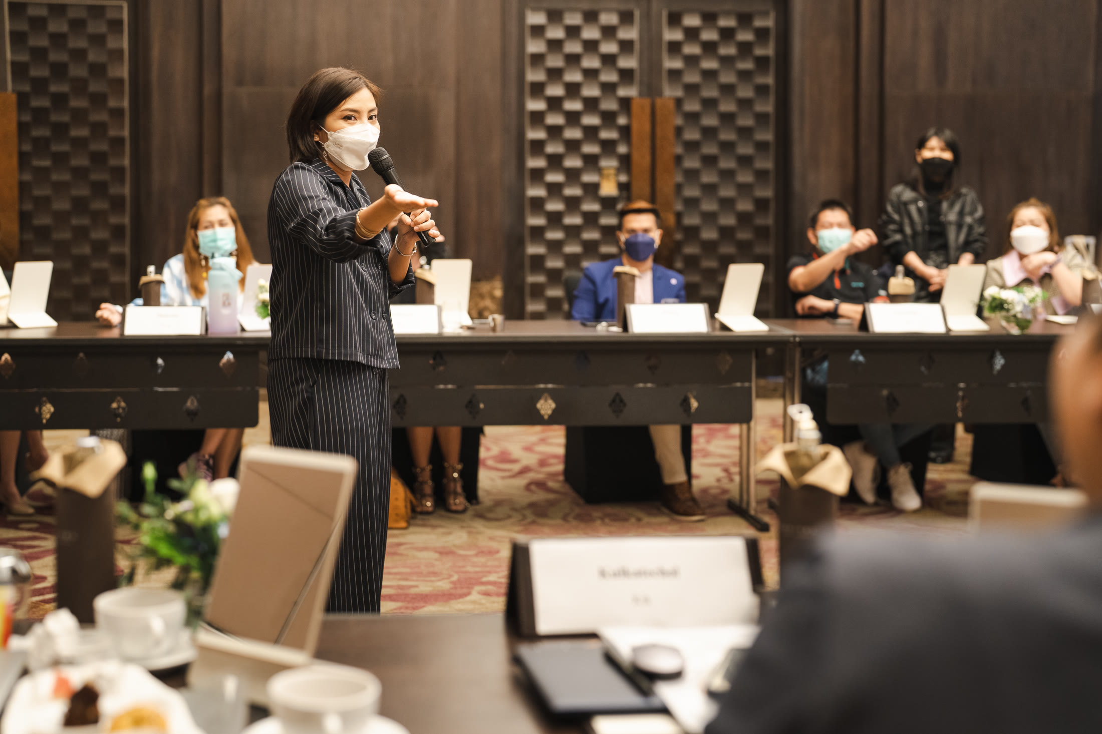 วิทยากรบรรยายหน้าห้องประชุมโรงแรม