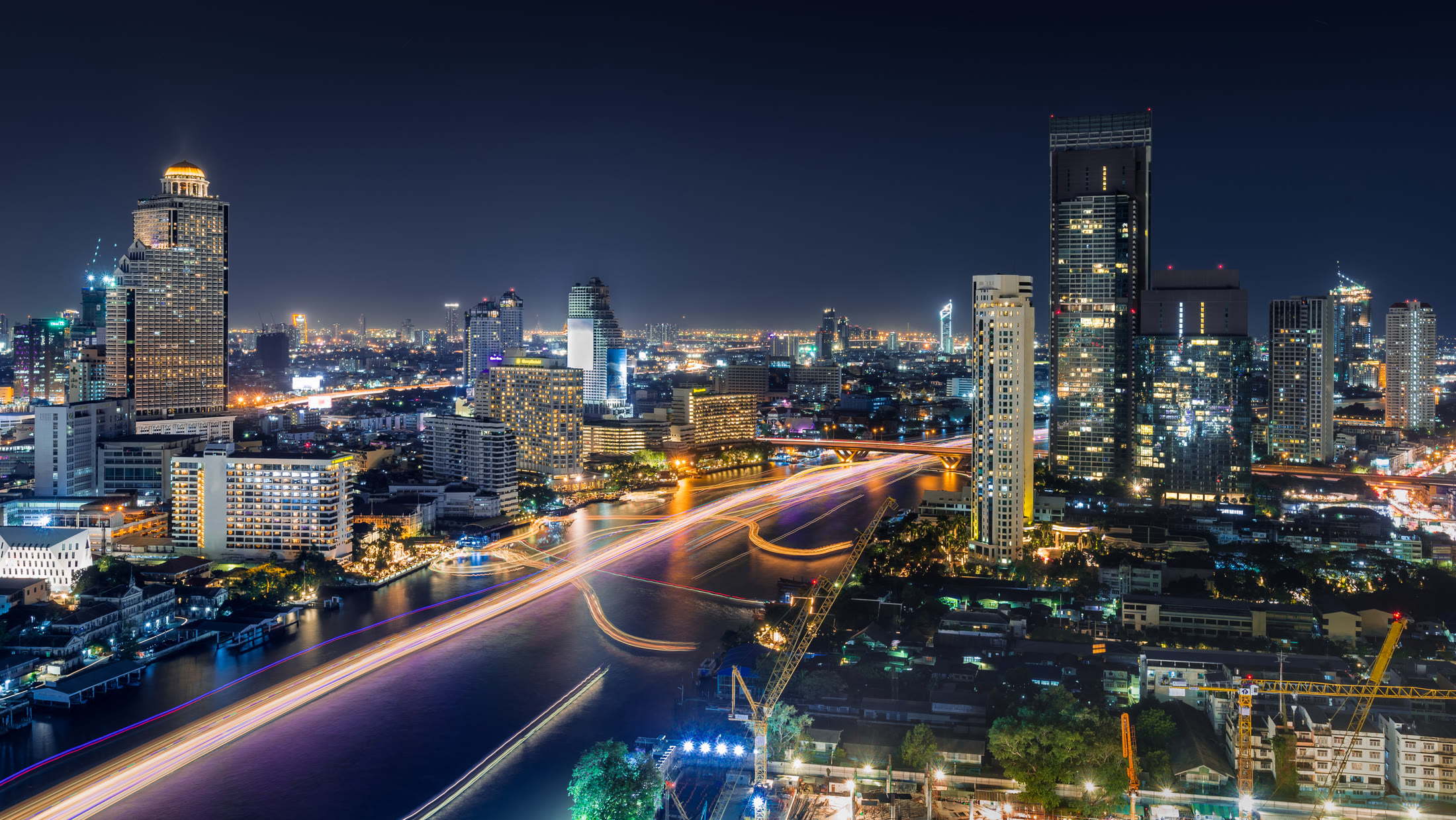 เส้นแสงรถบนถนนริมแม่น้ำเจ้าพระยายามค่ำ