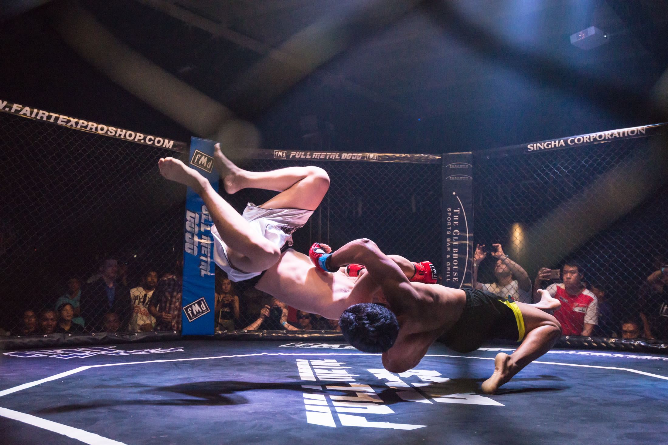 นักสู้ถูกทุ่มลอยกลางอากาศในกรง MMA